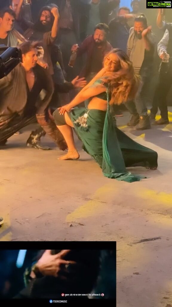 Raai Laxmi Instagram - Behind the scenes 🎥🎞️ #Bhola #PaanDukaniya 🍀 Wat an experience I had shooting for this song !!! 😍 cant forget the sweat and pain behind this but worth it 😍 wat an amazing team to work with ! Thank u for having me part of Bhola @ajaydevgn sir it’s a treat to work with u 🌈🥰 special thanks to @ganeshacharyaa for making this song look spectacular ❤️ special thanks to my audience for all the appreciation and love keep it coming 😘much love ❤️