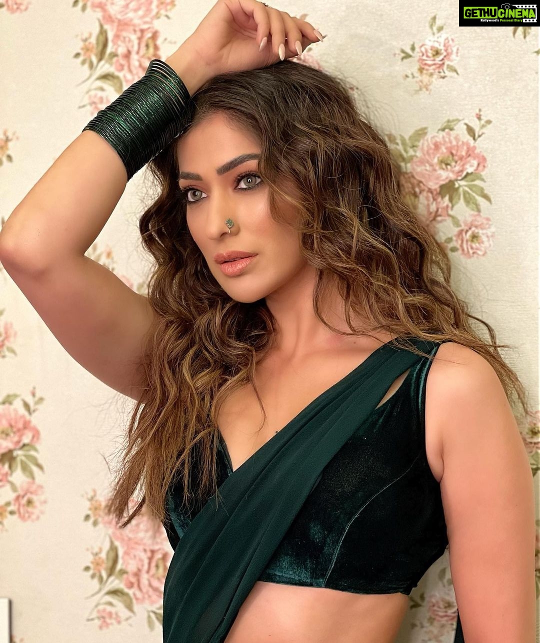 Raai Laxmi Instagram - Tohri PaanDukaniya🍀 #bholaa ❤️🌈