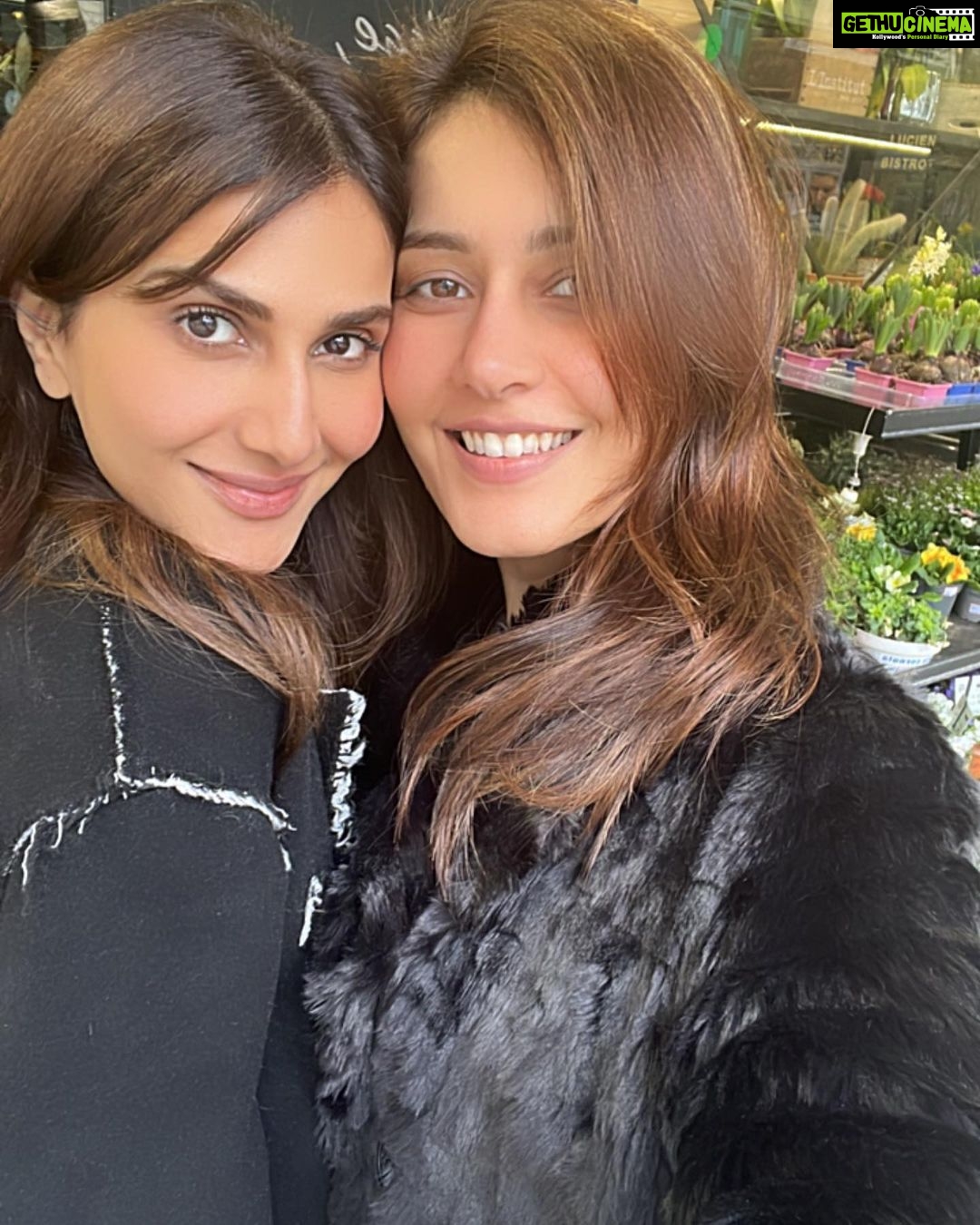 Raashi Khanna Instagram - Nourishing the soul and the belly! 🤪 #traveltales #paris ♥️