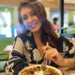 Raashi Khanna Instagram - थोड़ा आम हो जाये? 🥭💛