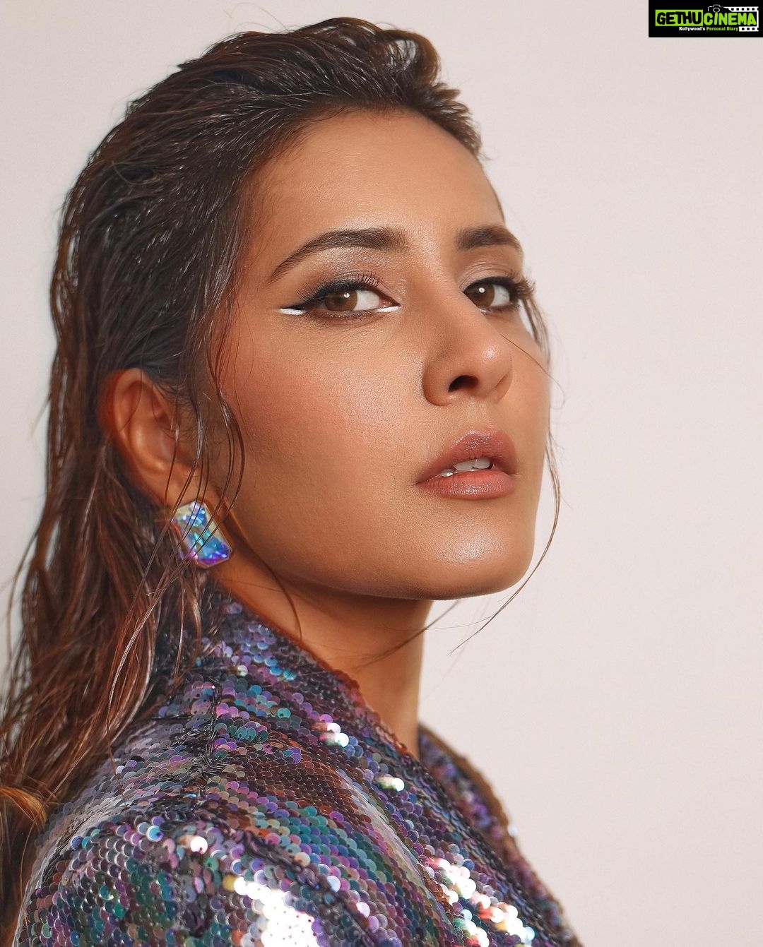Raashi Khanna Instagram - Bling it on..! 💫