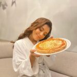 Raashi Khanna Instagram - Getting into the weekend with my comfort food 🍕🙃