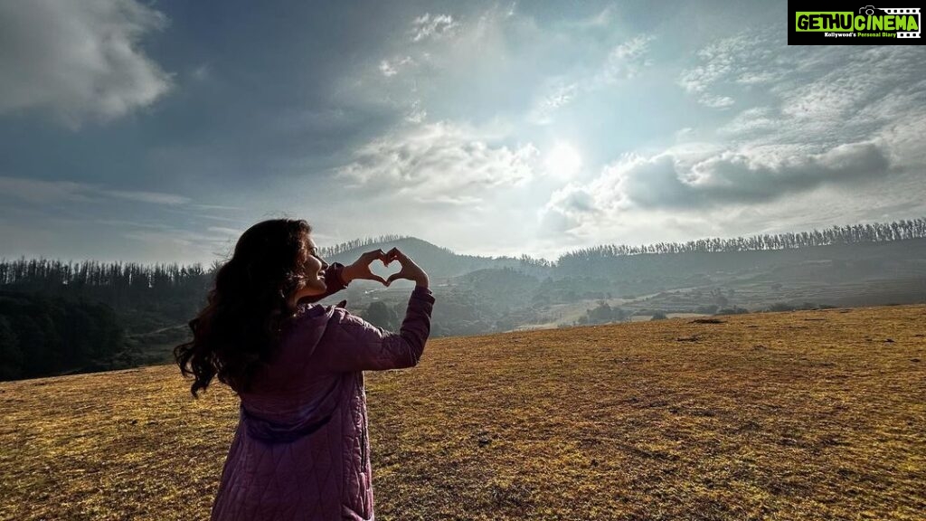 Raashi Khanna Instagram - Heart to heart 💚 #ooty
