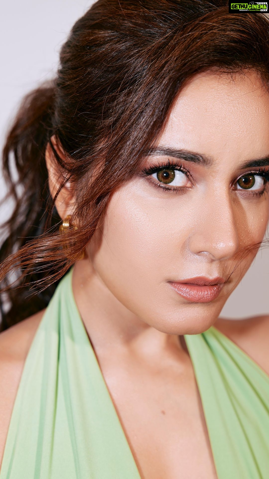 Raashi Khanna Instagram - फ़र्ज़ी के दिन- as real as it gets 😉