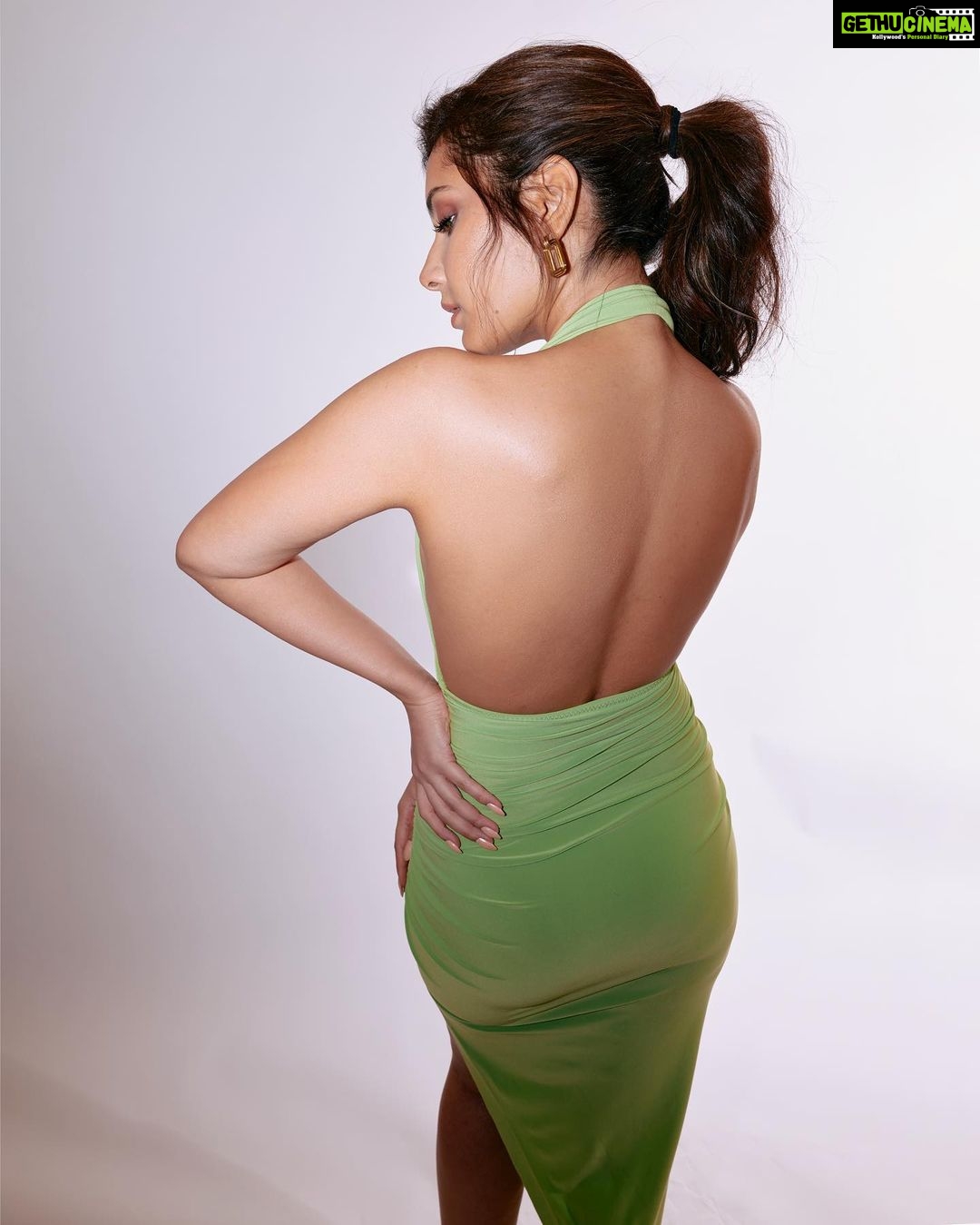 Raashi Khanna Instagram - Back to back! 😉💚💚