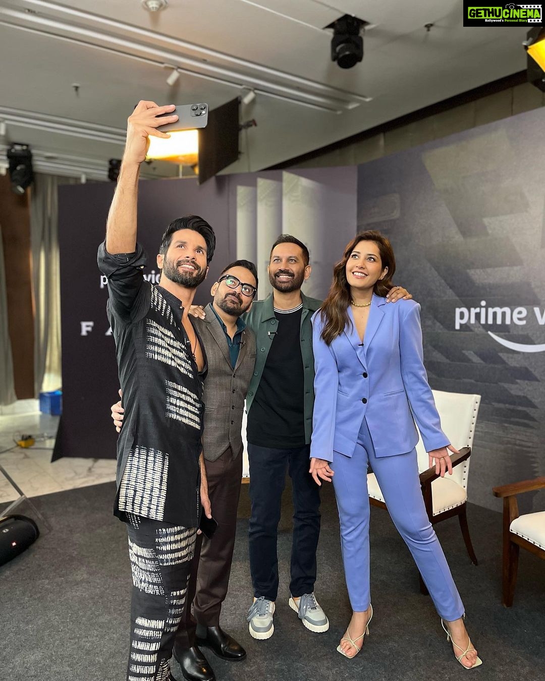 Raashi Khanna Instagram - And it went like.. 😃😂🤣🥲 #farzi #promotions @shahidkapoor @actorvijaysethupathi @rajanddk ♥️