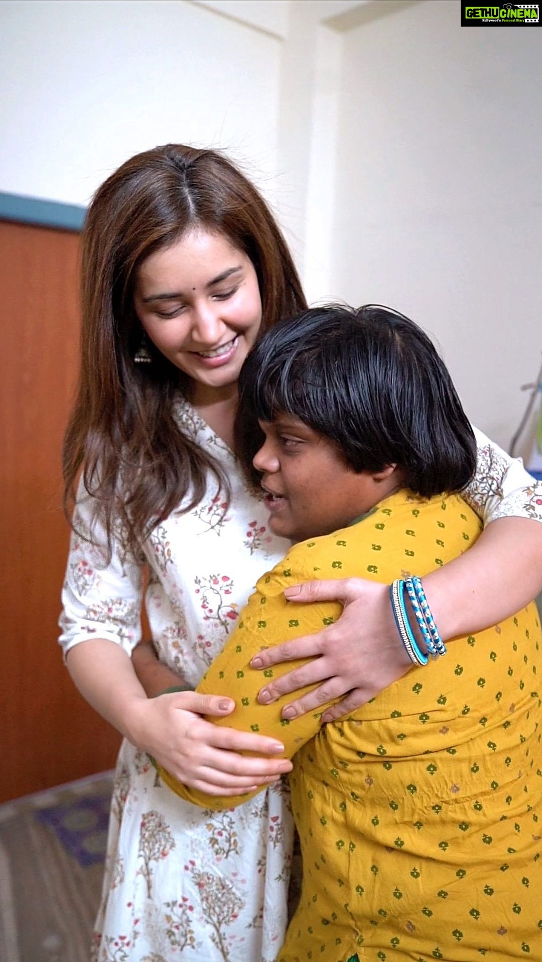 Raashi Khanna Instagram - My heart was touched and I think in some way I had the same effect on them. ♥️ This Christmas couldn’t have been merrier..! #bethemiracle that you are and spread the gift of love and joy in whatever little way that you can! Have a very #merrychristmas 🎄♥️