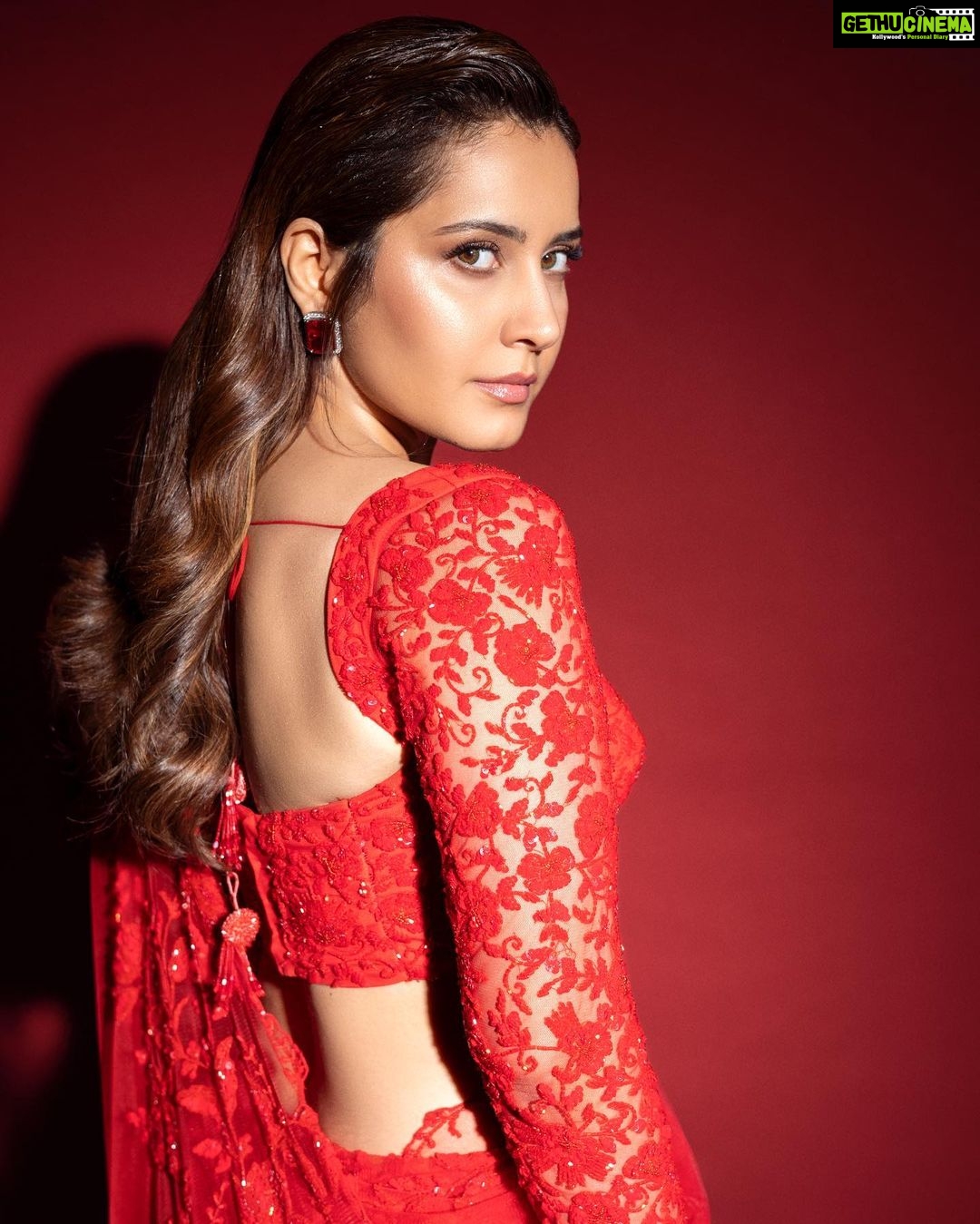 Raashi Khanna - 0.9 Million Likes - Most Liked Instagram Photos