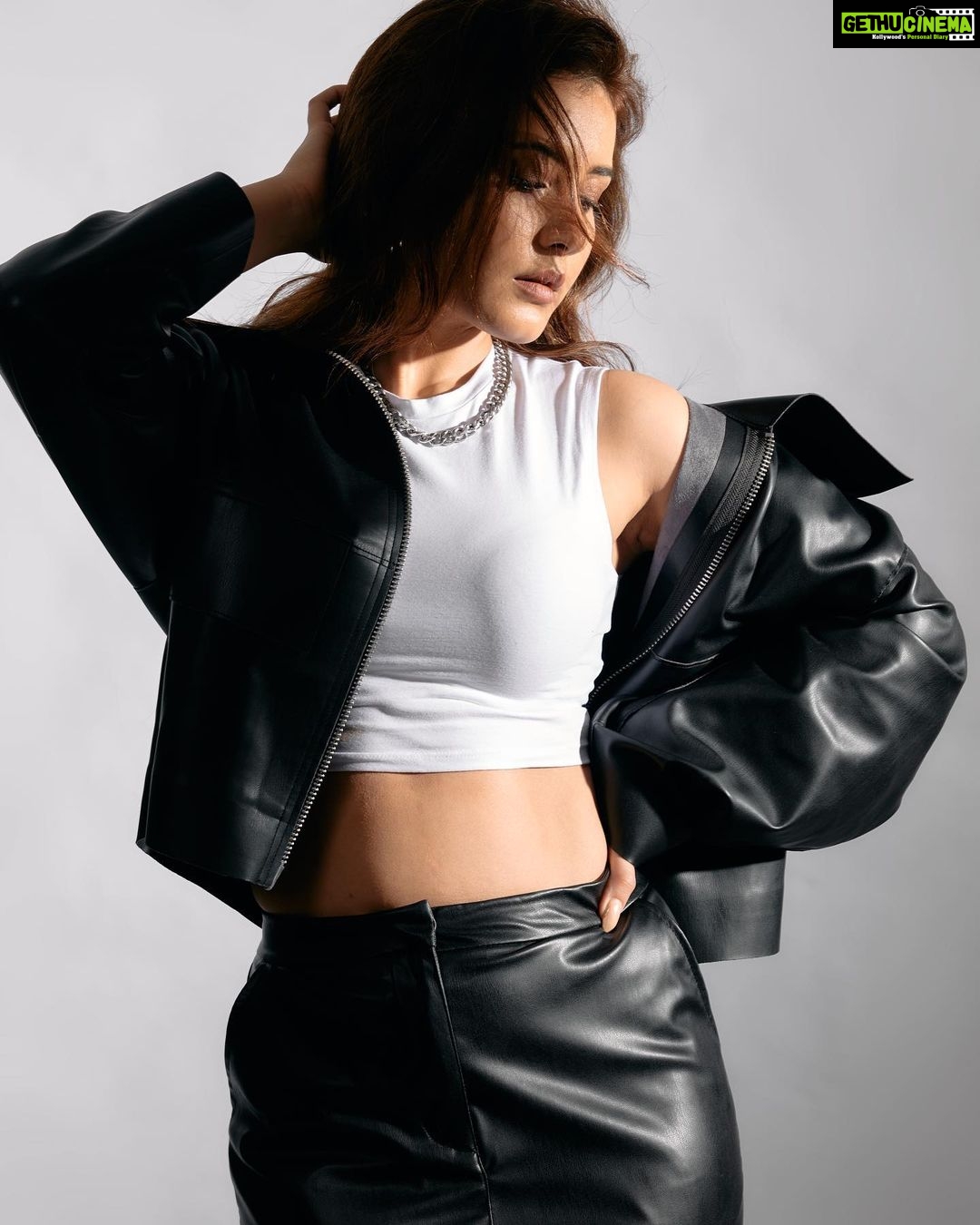 Raashi Khanna Instagram - All lights on me.. 😉🖤