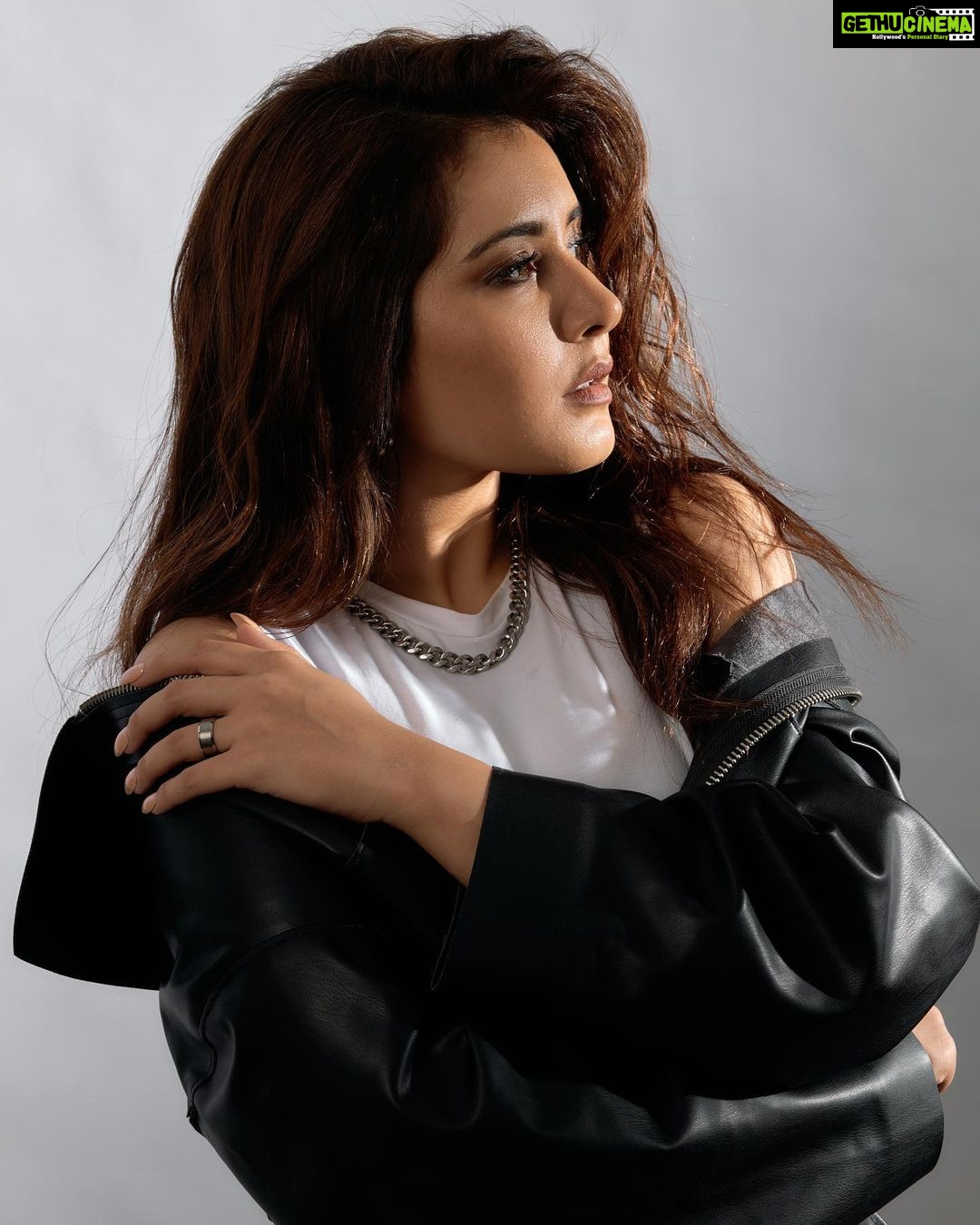 Raashi Khanna Instagram - All lights on me.. 😉🖤