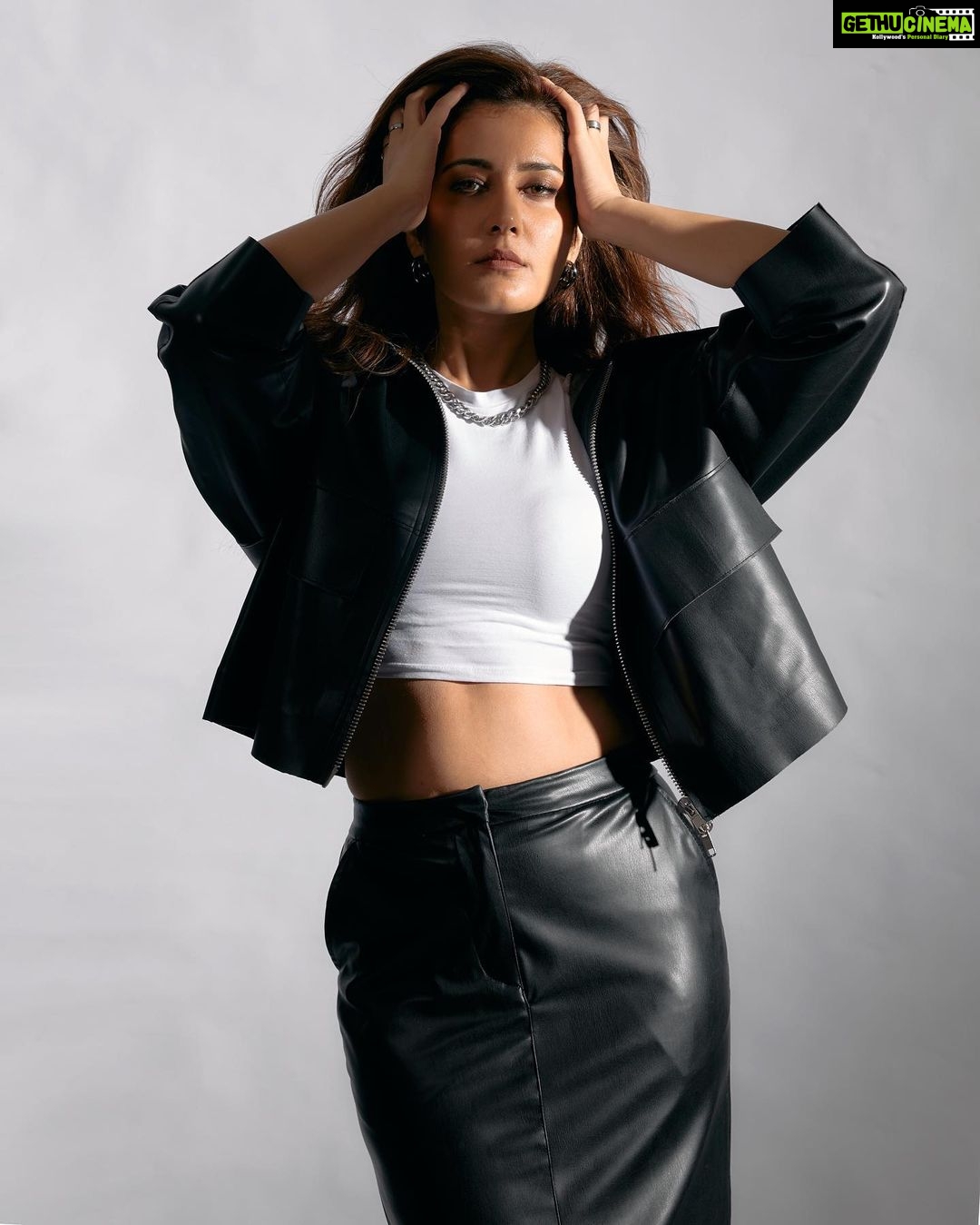 Raashi Khanna Instagram - Serving looks..? 🖤
