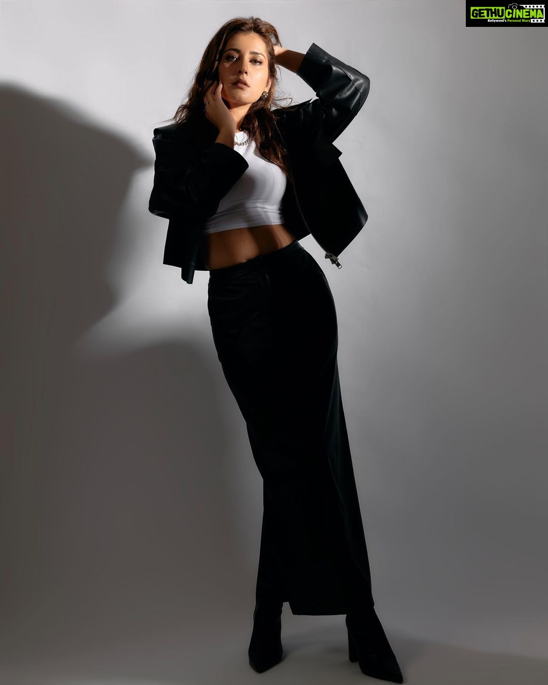 Raashi Khanna Instagram - How much money is too much money? 💰 #farzi #promotions Jacket @hm @tandemcommunication Stylist @spacemuffin27 team @sanyakapoor Fashion interns @palakmehhta @mahek_gada Hair @zoequiny.hair Make up @florianhurel 📸 @leroifoto
