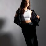 Raashi Khanna Instagram - How much money is too much money? 💰 #farzi #promotions Jacket @hm @tandemcommunication Stylist @spacemuffin27 team @sanyakapoor Fashion interns @palakmehhta @mahek_gada Hair @zoequiny.hair Make up @florianhurel 📸 @leroifoto