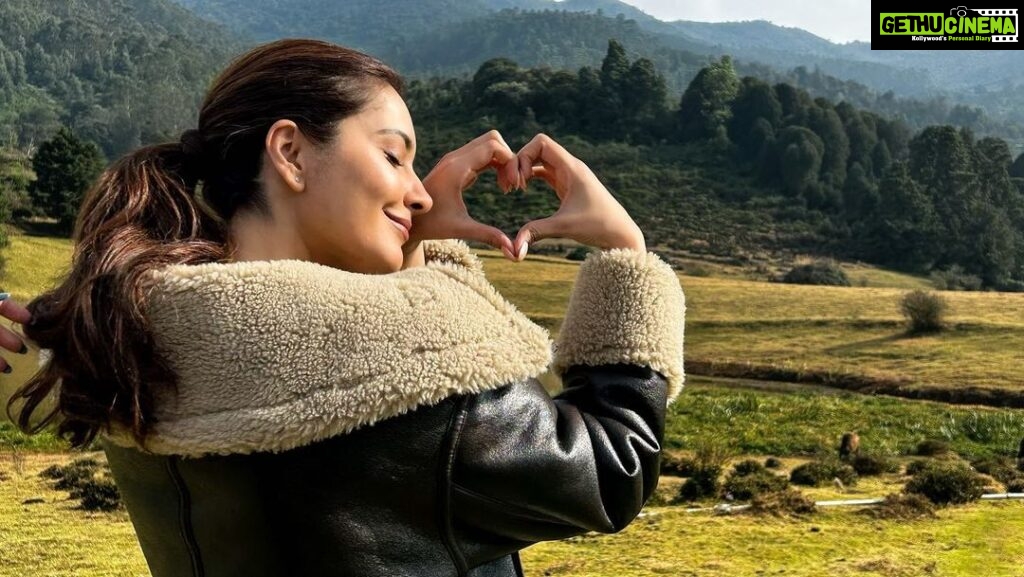 Raashi Khanna Instagram - Heart to heart 💚 #ooty