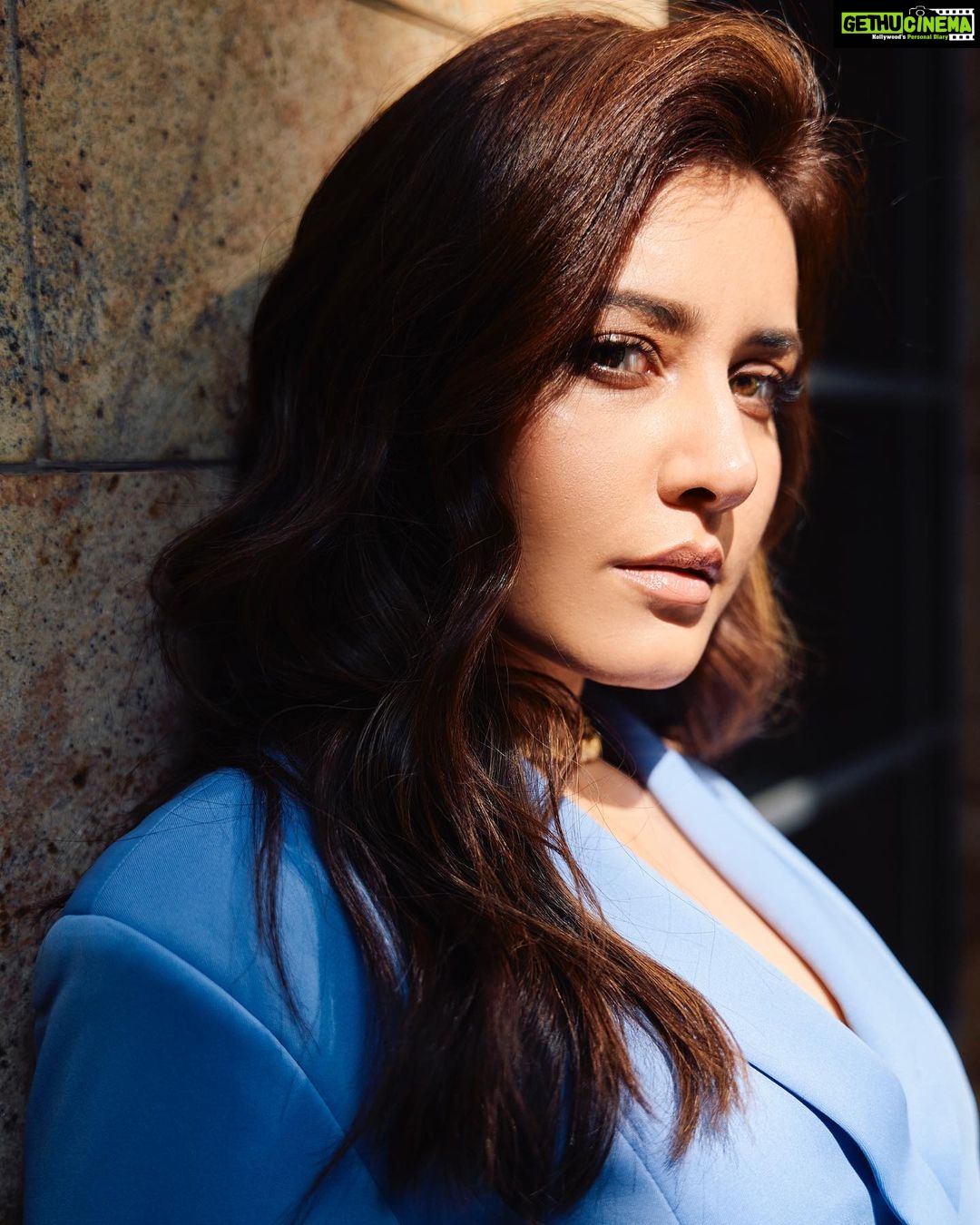 Raashi Khanna Instagram - This colour.. and the winter sun.. ☀️💙