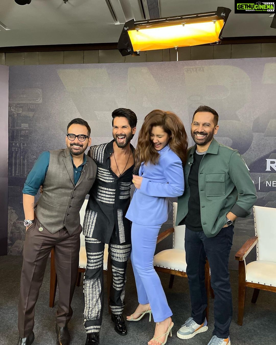 Raashi Khanna Instagram - And it went like.. 😃😂🤣🥲 #farzi #promotions @shahidkapoor @actorvijaysethupathi @rajanddk ♥️