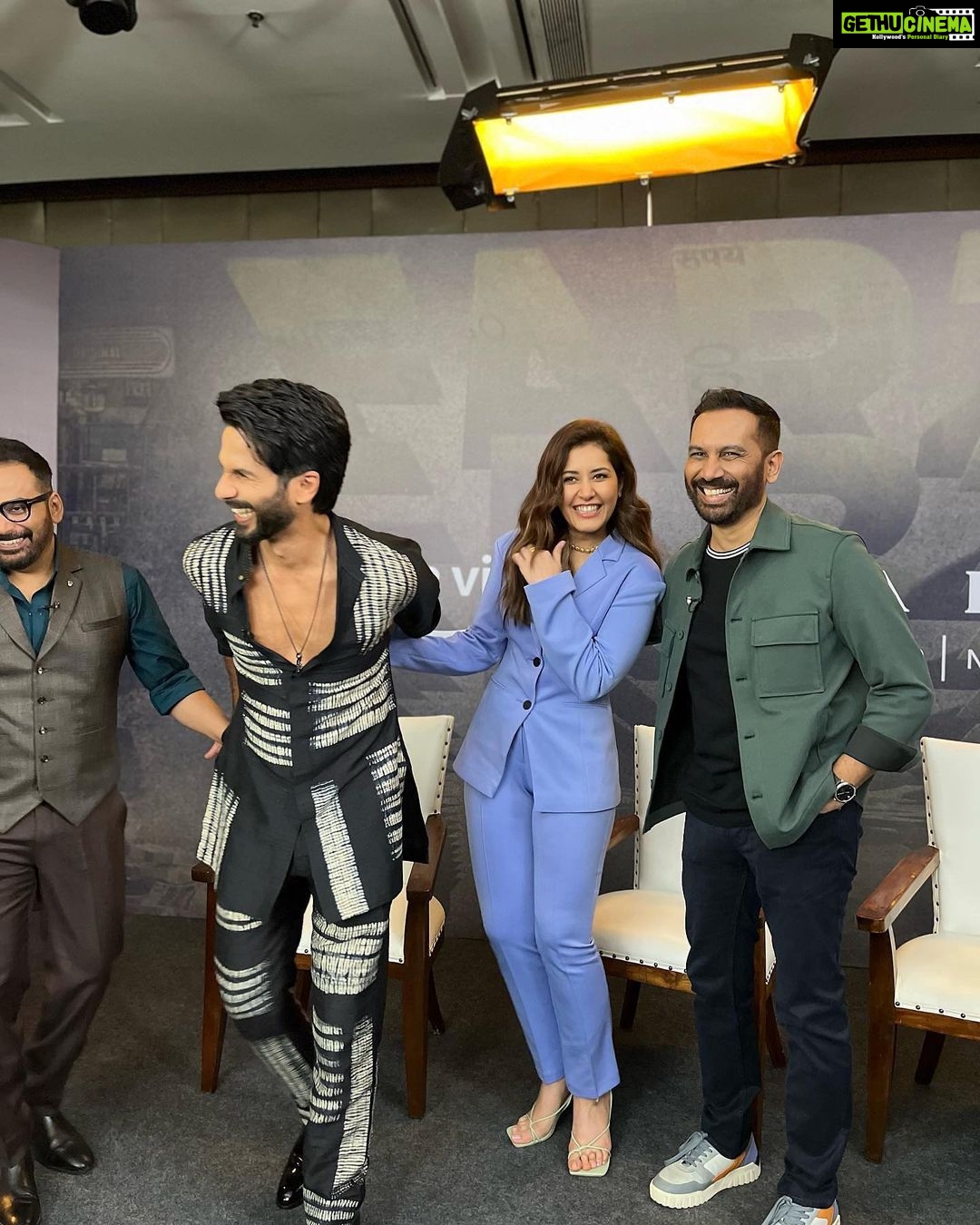 Raashi Khanna Instagram - And it went like.. 😃😂🤣🥲 #farzi #promotions @shahidkapoor @actorvijaysethupathi @rajanddk ♥️