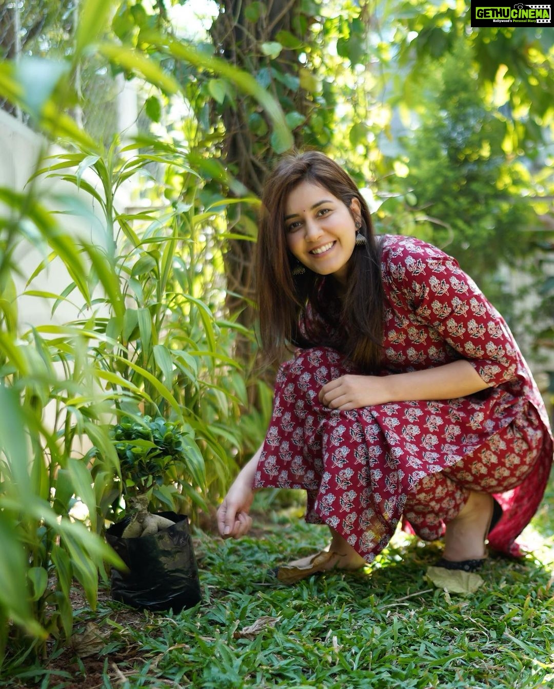 Raashi Khanna - 1 Million Likes - Most Liked Instagram Photos