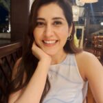 Raashi Khanna Instagram - Good food, a dash of adventure, some shopping, some dancing and a whole lot of laughter and love. 💕 #traveldiaries