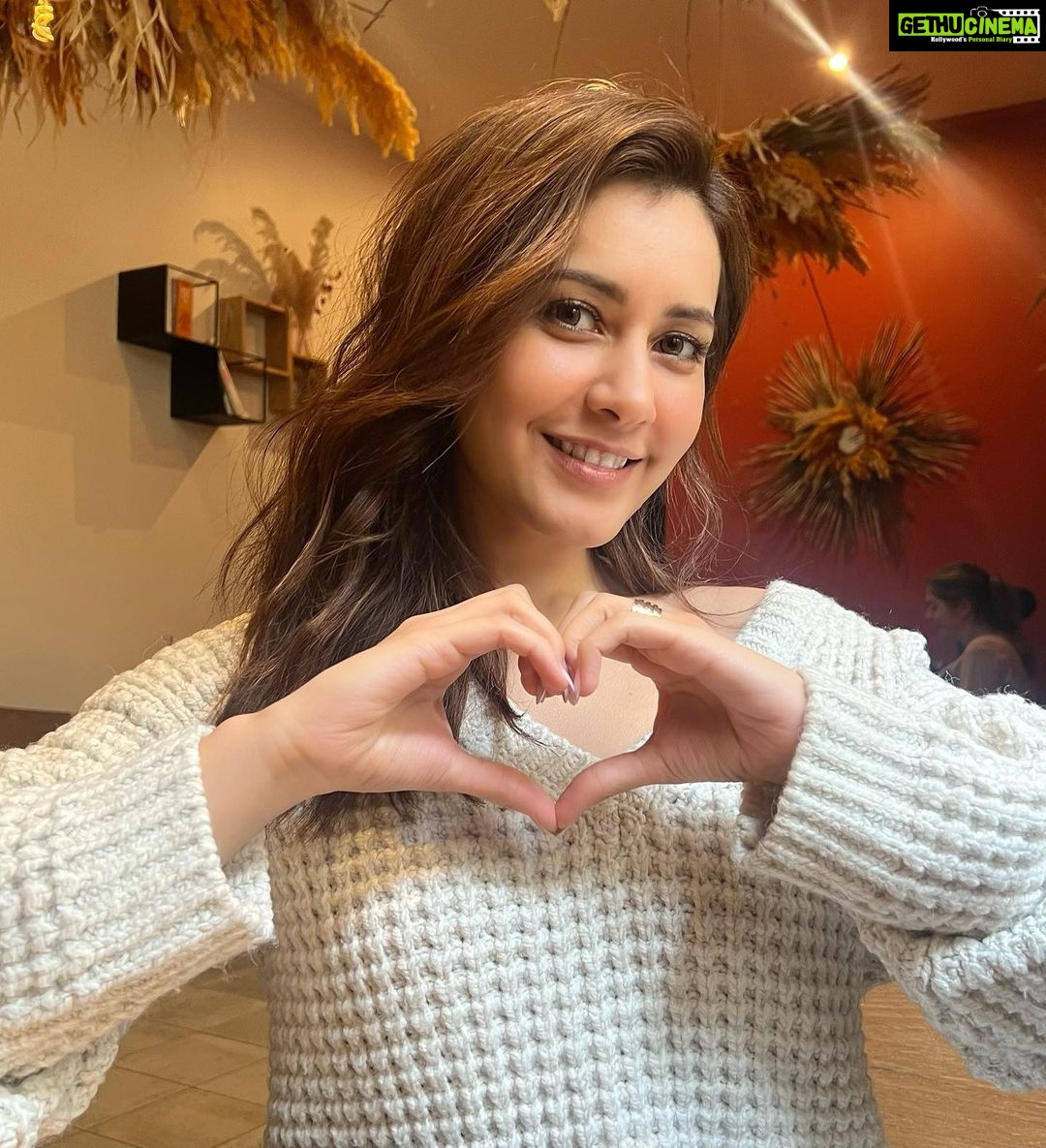 Raashi Khanna - 1.1 Million Likes - Most Liked Instagram Photos
