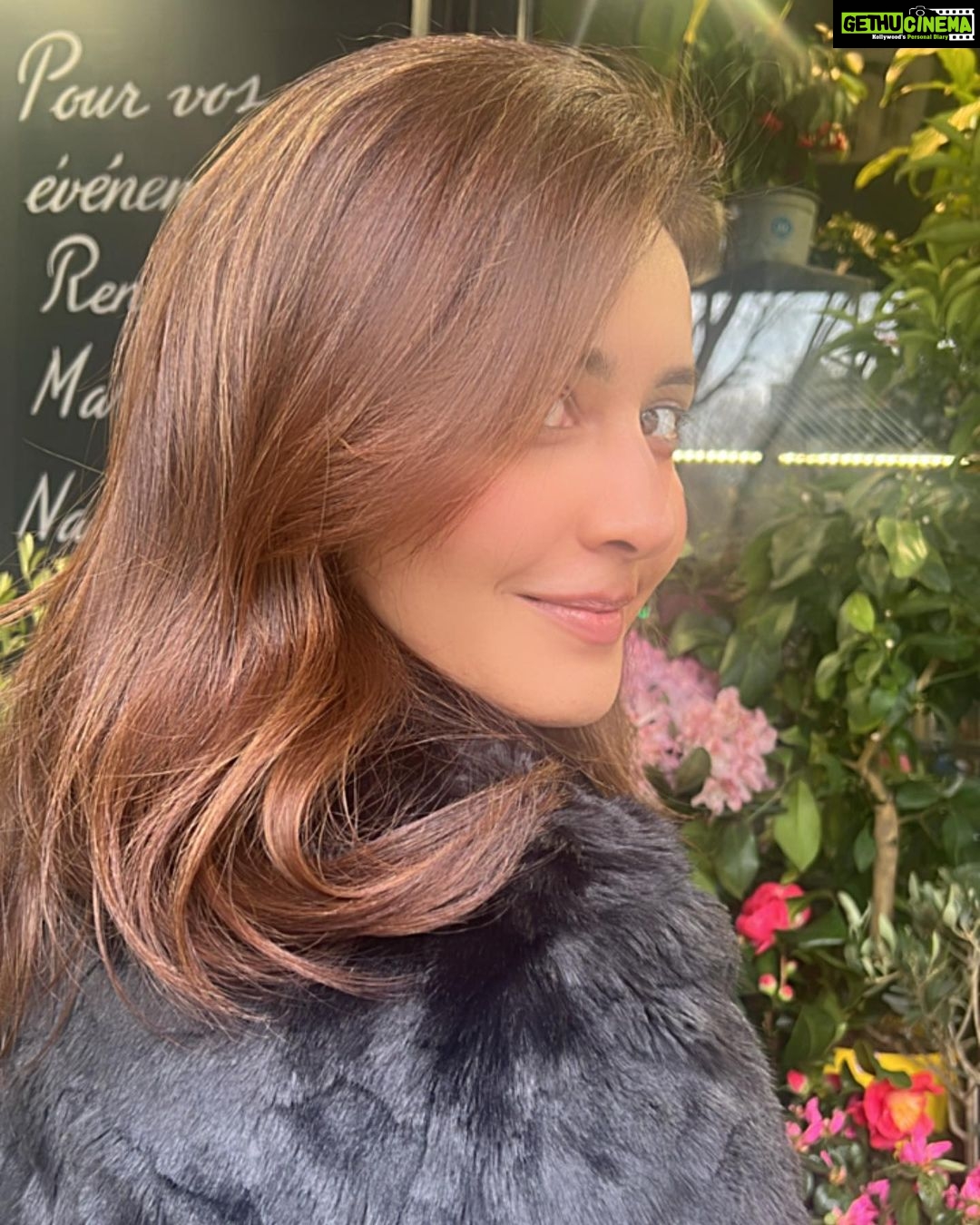 Raashi Khanna Instagram - Nourishing the soul and the belly! 🤪 #traveltales #paris ♥️