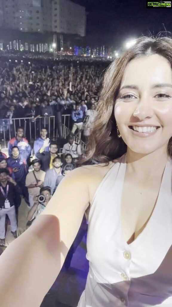 Raashi Khanna Instagram - VIT Vellore, you have my ♥️..! Will try to express my gratitude in words.. I am so speechless and indebted with all the love that you showered on me! Thankyou for everything and for being patient and for singing with me..! This will always be one cherished memory!! 🥹♥️