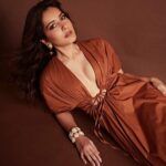 Raashi Khanna Instagram - Just once in a while, lay low 😉🤎