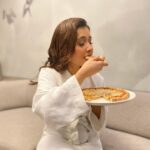 Raashi Khanna Instagram - Getting into the weekend with my comfort food 🍕🙃