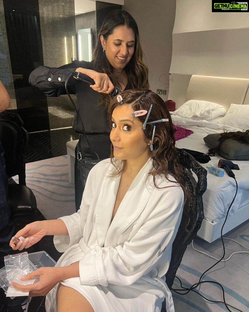 Raashi Khanna Instagram - Dressing up can be fun but it’s also exhausting. Grateful to my glam team who made it so easy with their incredible talent. Here’s a sneak peak behind the scenes.. Thank you for a glamorous night! 💜