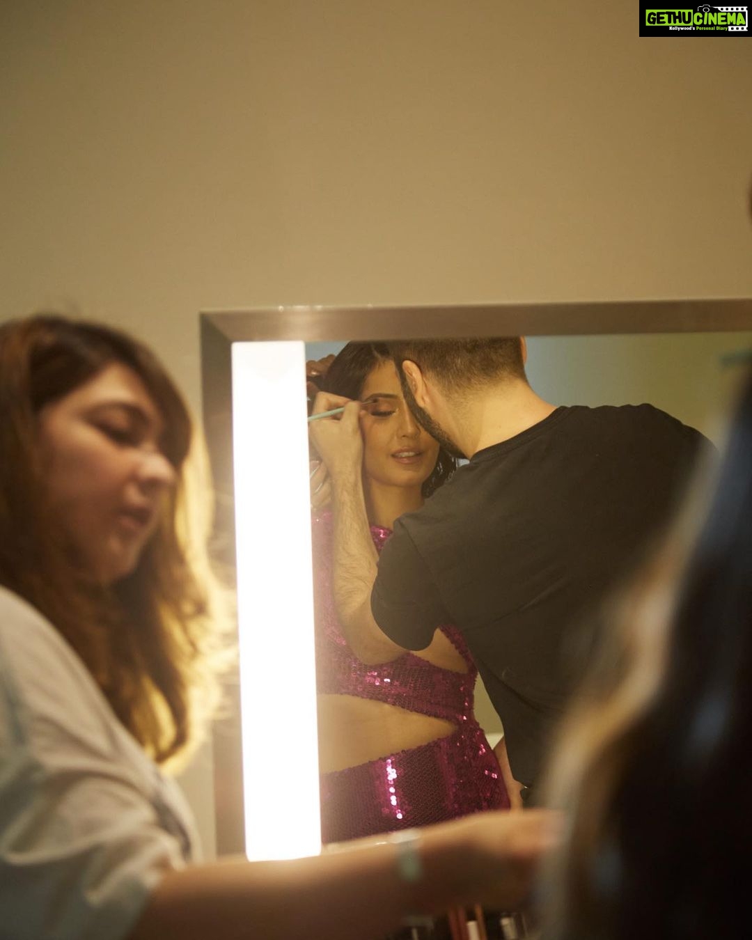 Raashi Khanna Instagram - Dressing up can be fun but it’s also exhausting. Grateful to my glam team who made it so easy with their incredible talent. Here’s a sneak peak behind the scenes.. Thank you for a glamorous night! 💜