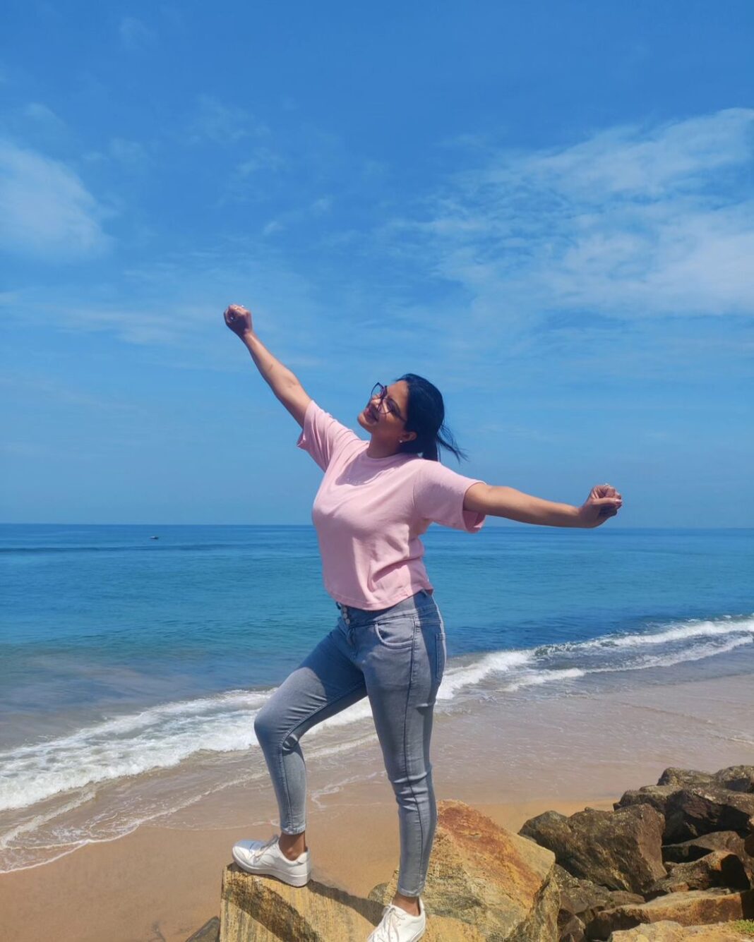 Rachitha Mahalakshmi Instagram - A solitary journey refreshes the soul ✌️✌️✌️✌️ 😇😇😇😇😇😇 Lovely Tees @aiily.lk 😇❤️