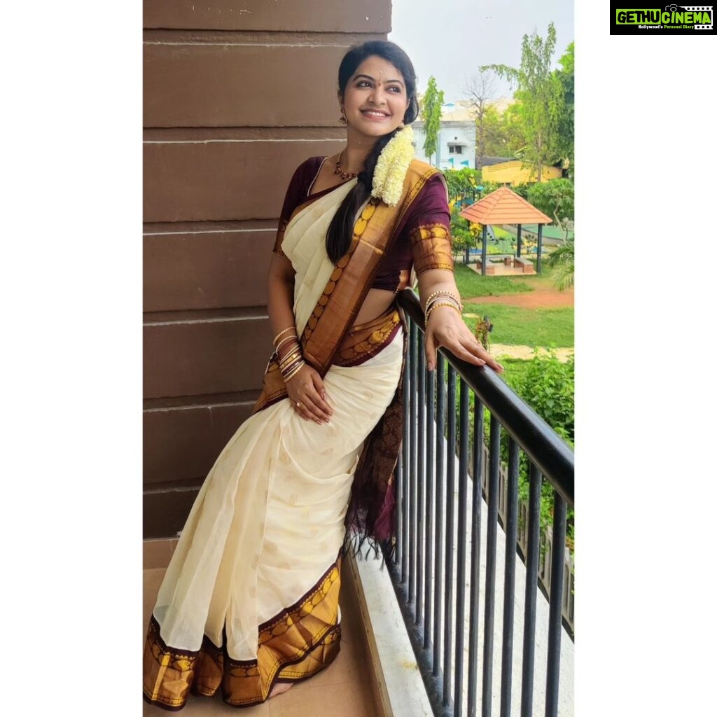 Rachitha Mahalakshmi Instagram - Always follow this one thing "What u think, What u say ,nd Wt u do are in harmony""!!!! Positive Friday 😇🙌🙌🙌🙌🙌 Lovely saree @santhoshiplush 🥰🥰🥰🥰