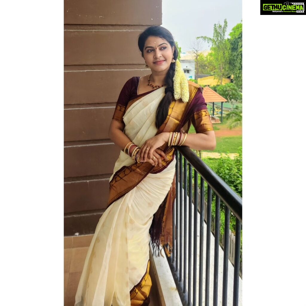 Rachitha Mahalakshmi Instagram - Always follow this one thing "What u think, What u say ,nd Wt u do are in harmony""!!!! Positive Friday 😇🙌🙌🙌🙌🙌 Lovely saree @santhoshiplush 🥰🥰🥰🥰