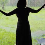 Rachitha Mahalakshmi Instagram - 👩🏻Me nd rain 🌧️... Rain 🌧️ nd me 👩🏻..... Always bliss...... ❤️❤️❤️❤️❤️❤️