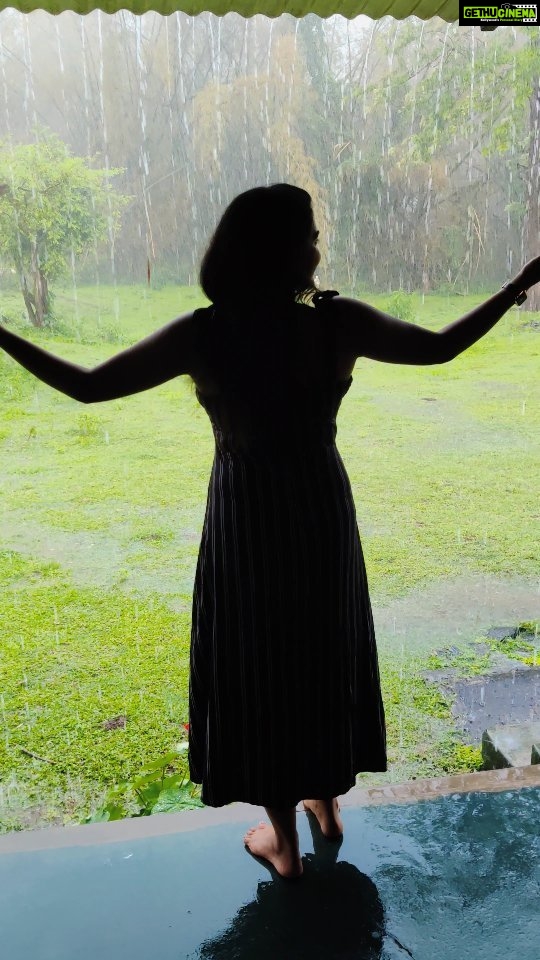 Rachitha Mahalakshmi Instagram - 👩🏻Me nd rain 🌧️... Rain 🌧️ nd me 👩🏻..... Always bliss...... ❤️❤️❤️❤️❤️❤️