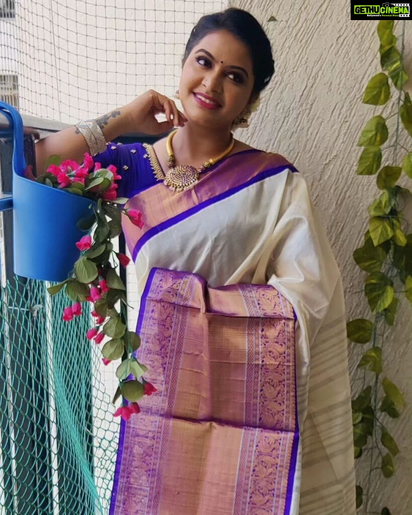 Rachitha Mahalakshmi Instagram - 💜🤍💜🤍💜🤍💜🤍 That's a lovely combo 😇😇😇😇😇😇😇😇😇 Saree @santhoshiplush 💜🤍💜🤍