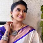 Rachitha Mahalakshmi Instagram - Idhu kattu malli illaengo.... Nattuuuuu malli..... 🫣🫣🫣🫣😇😇😇😇😇😇😇 Lovely saree @santhoshiplush Makeover @sharanyas_makeupartistry 💜💜💜