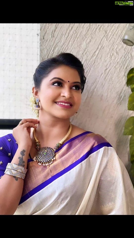 Rachitha Mahalakshmi Instagram - Idhu kattu malli illaengo.... Nattuuuuu malli..... 🫣🫣🫣🫣😇😇😇😇😇😇😇 Lovely saree @santhoshiplush Makeover @sharanyas_makeupartistry 💜💜💜