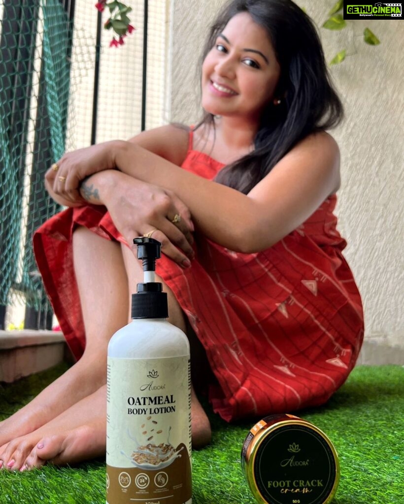 Rachitha Mahalakshmi Instagram - 24hrs HYDRATION 🤩🤩🤩A super light-weight formula that provides intense nourishment and moisturization for your dehydrated skin. Formulated to actively work upon dry and rough feet, cracked heels, sore and itchy feet, Audora's feet crack cream provides relief for your feet by softening and smoothing the rough looking skin! . @audora_official . Order on website www.audora.in Also available on Amazon & Flipkart . #rachitha #rachithamahalakshmi #explorepage #reelsinstagram #reels #instagram #skincare #reelitfeelit #fashion #beautybloggers #influencer #lifestyle #viral #hack #reelkarofeelkaro #bts #trending #skincare #skincareroutine #audora #oatmeallotion #dryskincare #dryness #skincareproducts #dryskincare #dryness #dryskinproblems