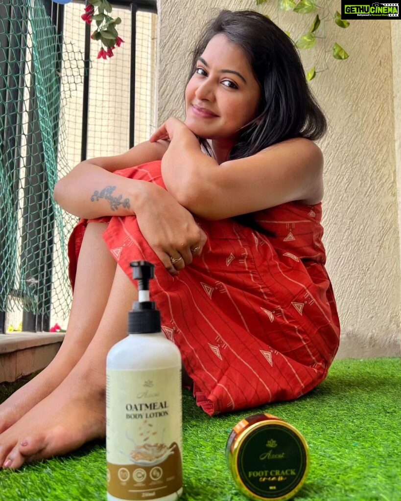 Rachitha Mahalakshmi Instagram - 24hrs HYDRATION 🤩🤩🤩A super light-weight formula that provides intense nourishment and moisturization for your dehydrated skin. Formulated to actively work upon dry and rough feet, cracked heels, sore and itchy feet, Audora's feet crack cream provides relief for your feet by softening and smoothing the rough looking skin! . @audora_official . Order on website www.audora.in Also available on Amazon & Flipkart . #rachitha #rachithamahalakshmi #explorepage #reelsinstagram #reels #instagram #skincare #reelitfeelit #fashion #beautybloggers #influencer #lifestyle #viral #hack #reelkarofeelkaro #bts #trending #skincare #skincareroutine #audora #oatmeallotion #dryskincare #dryness #skincareproducts #dryskincare #dryness #dryskinproblems