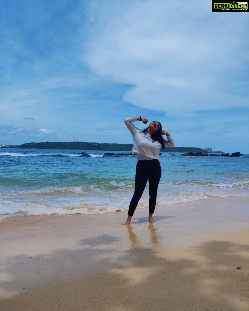 Rachitha Mahalakshmi Instagram - 🌊🏖️ Just live in the moments...... 😇😇😇😇😇