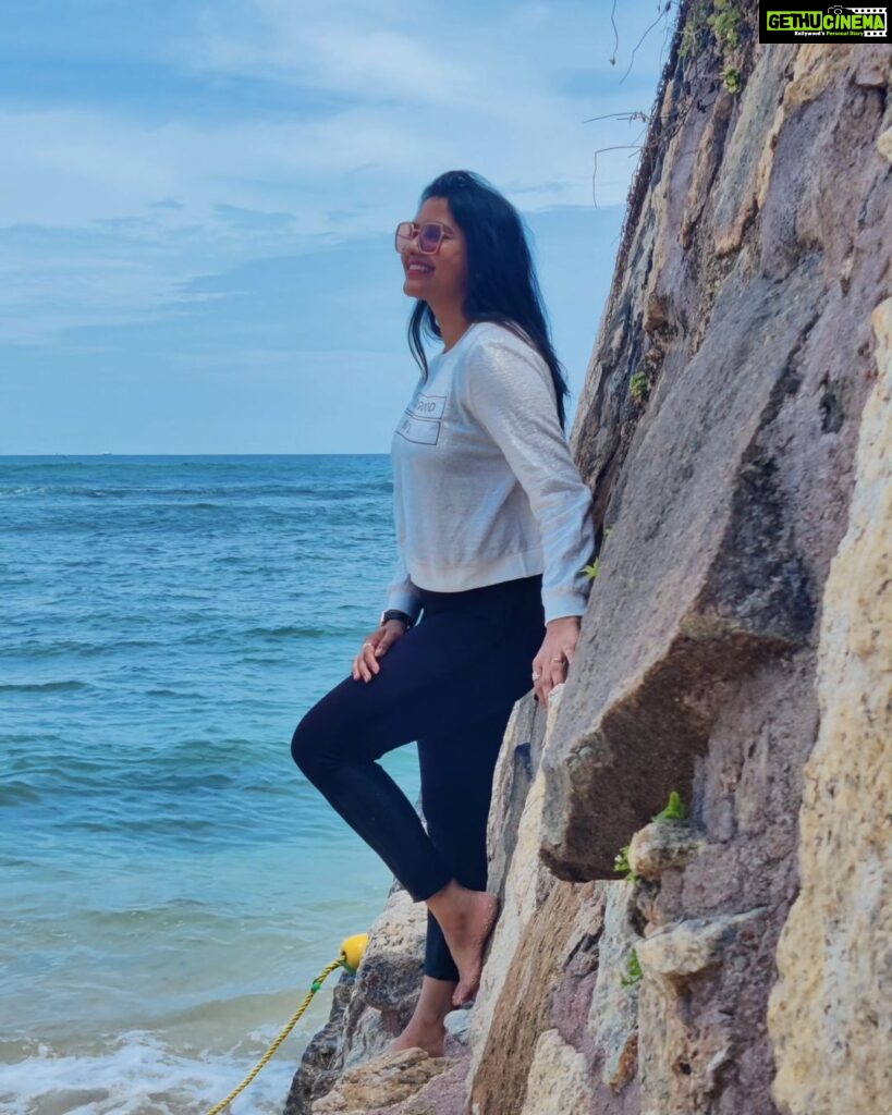 Rachitha Mahalakshmi Instagram - 🌊🏖️ Just live in the moments...... 😇😇😇😇😇