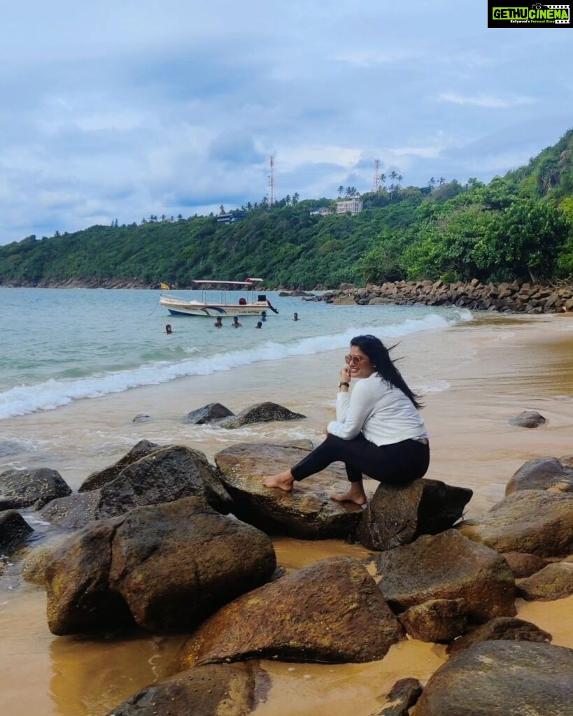 Rachitha Mahalakshmi Instagram - 🌊🏖️ Just live in the moments...... 😇😇😇😇😇