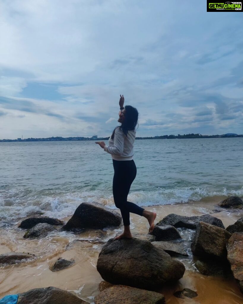 Rachitha Mahalakshmi Instagram - 🌊🏖️ Just live in the moments...... 😇😇😇😇😇