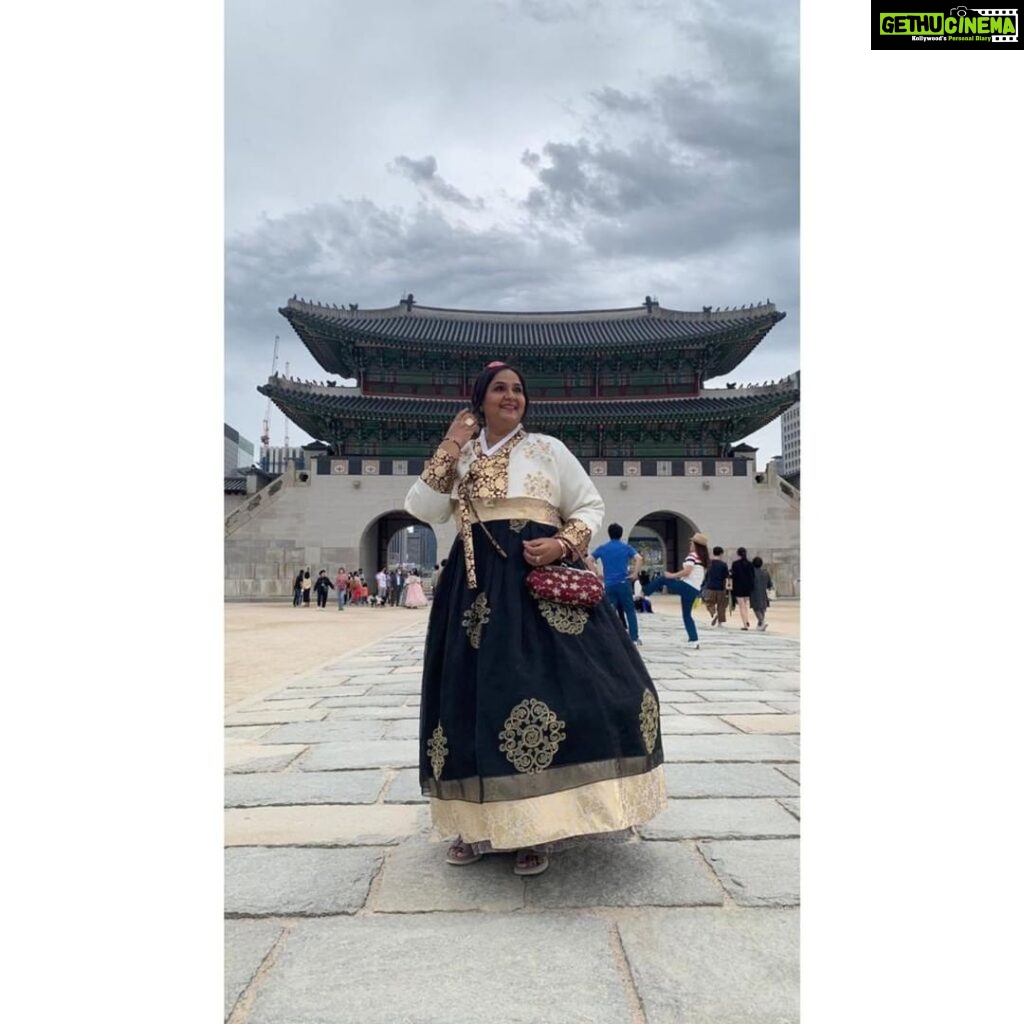 Radha Instagram - In traditional Korean attire, visited the majestic Gyeongbokgung Palace, South Korea. Understood the significance of keeping the traditions while visiting the palace. It gives so much of a vibe, truly blessed. It takes us back to those ancient times! What an amazing feeling. How’s it ? ❤️❤️ #korea #seol #travel #instagram