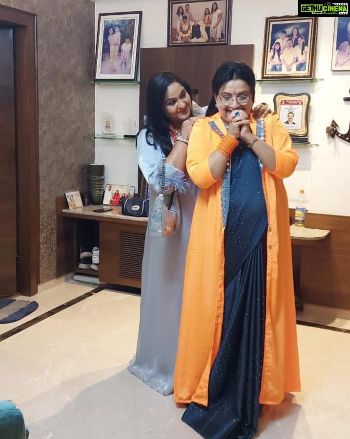 Radha Instagram - Sisters celebrations never end ! ❤️ Picture Abhi bhi baaki hai Bosss 😎 #sisterlove #sisters #sister #love #family #instagood #instagram #fb #sis #sisterlove❤️ Mumbai - मुंबई