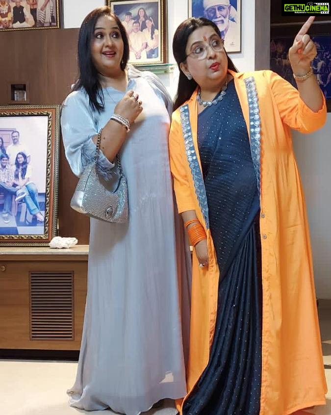Radha Instagram - Sisters celebrations never end ! ❤️ Picture Abhi bhi baaki hai Bosss 😎 #sisterlove #sisters #sister #love #family #instagood #instagram #fb #sis #sisterlove❤️ Mumbai - मुंबई