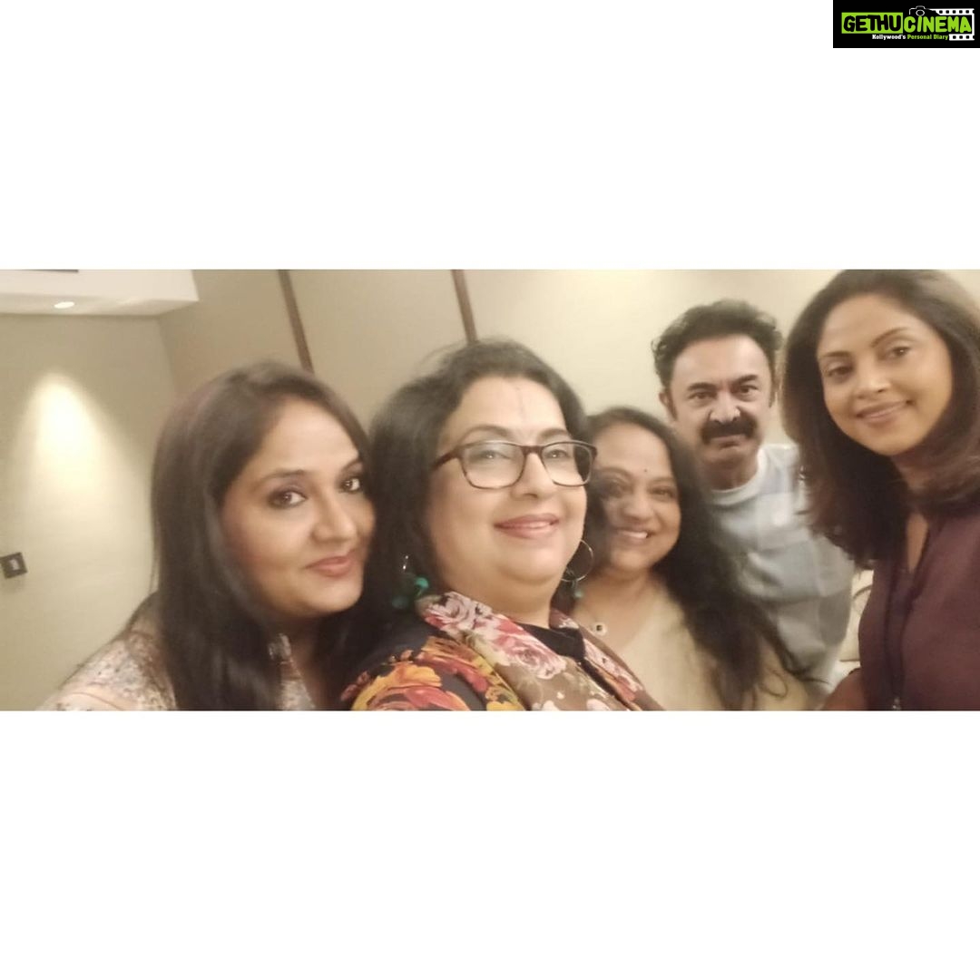 Radha - 4.6K Likes - During schooldays, Never have we ever expected that reunions will be filled with endless bond love & care. That amazing feeling when meeting batchmates after a long time, can’t be expressed in words. Thanks to Mobile & technology, such moments can be captured! ❤️❤️
#gettogether #friendship #reunion #instagood #instagram #facebook #love #batchmates #film
