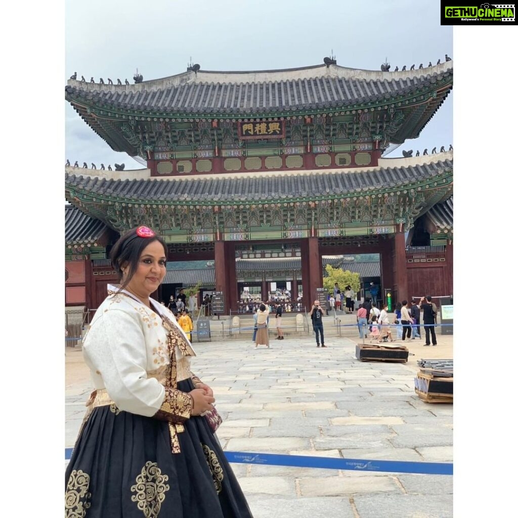 Radha Instagram - In traditional Korean attire, visited the majestic Gyeongbokgung Palace, South Korea. Understood the significance of keeping the traditions while visiting the palace. It gives so much of a vibe, truly blessed. It takes us back to those ancient times! What an amazing feeling. How’s it ? ❤️❤️ #korea #seol #travel #instagram