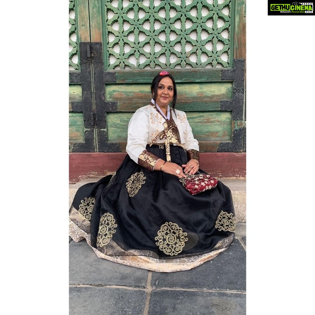 Radha Instagram - In traditional Korean attire, visited the majestic Gyeongbokgung Palace, South Korea. Understood the significance of keeping the traditions while visiting the palace. It gives so much of a vibe, truly blessed. It takes us back to those ancient times! What an amazing feeling. How’s it ? ❤️❤️ #korea #seol #travel #instagram
